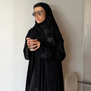عباية سوداء دانتيل بتدخيلة قماش مكسر