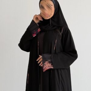 عباية بتدخيلة قماش طباعة مكسر ومزينه بقيطان